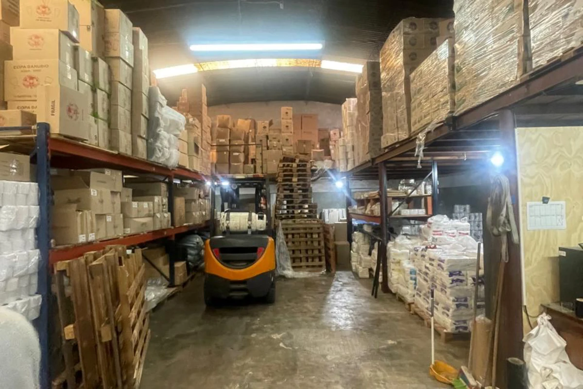 Operación logística en el depósito mayorista de Papelera Rivadavia