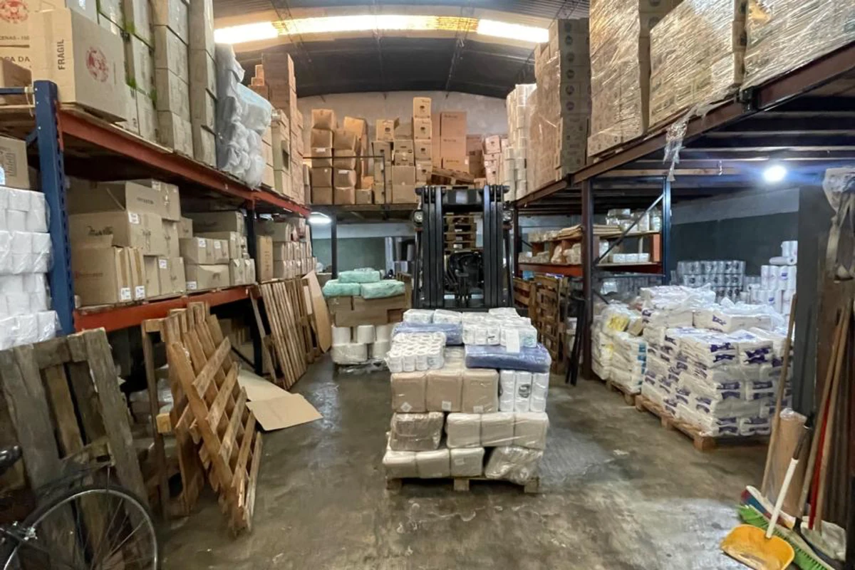 Depósito mayorista de Papelera Rivadavia con mercadería en stock